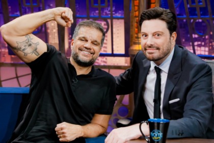 Rodrigo Pimentel convidado e Danilo Gentili apresentador no talk show The Noite do SBT, com Pimentel exibindo o bíceps
