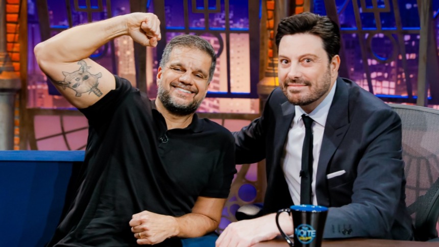 Rodrigo Pimentel convidado e Danilo Gentili apresentador no talk show The Noite do SBT, com Pimentel exibindo o bíceps