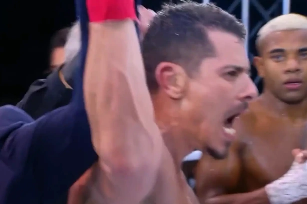 Sacha Bali comemora vitória levantando os braços na frente de Davi Brito no FMS 7