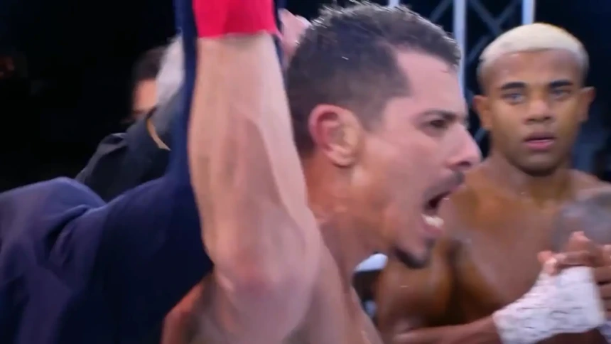 Sacha Bali comemora vitória levantando os braços na frente de Davi Brito no FMS 7