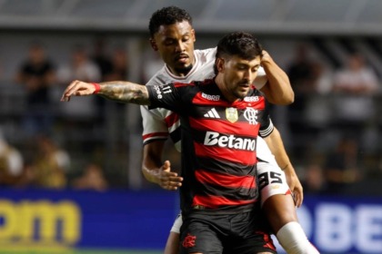 Jogadores de São Paulo e Flamengo disputando bola em jogo do Brasileirão