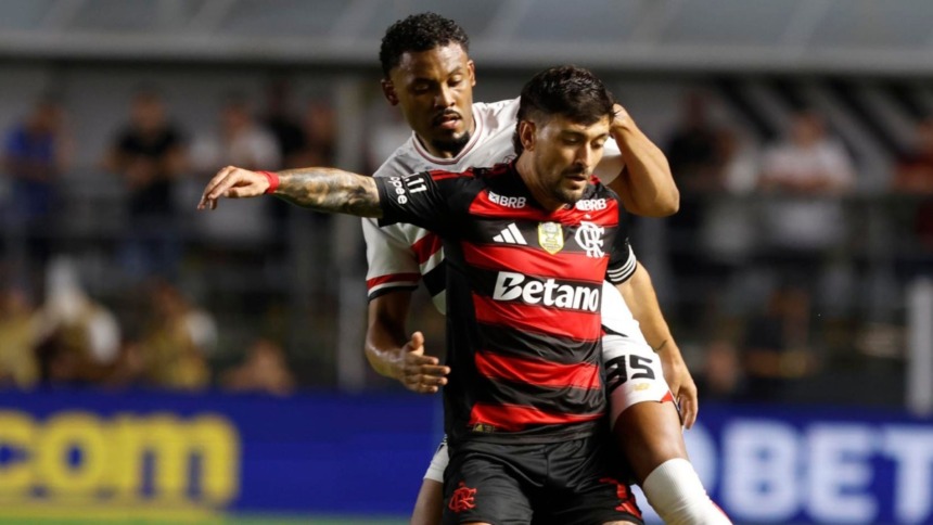 Jogadores de São Paulo e Flamengo disputando bola em jogo do Brasileirão