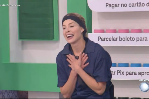 Saory coloca as mãos no peito e celebra vitória na Prova do Fazendeiro