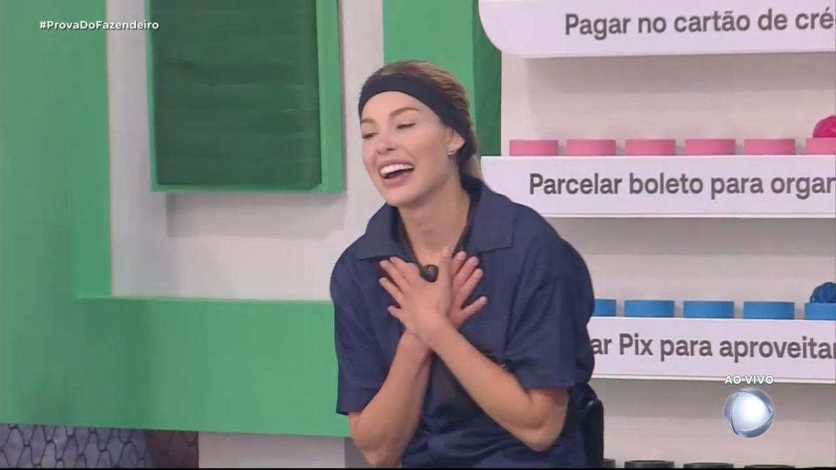 Saory coloca as mãos no peito e celebra vitória na Prova do Fazendeiro