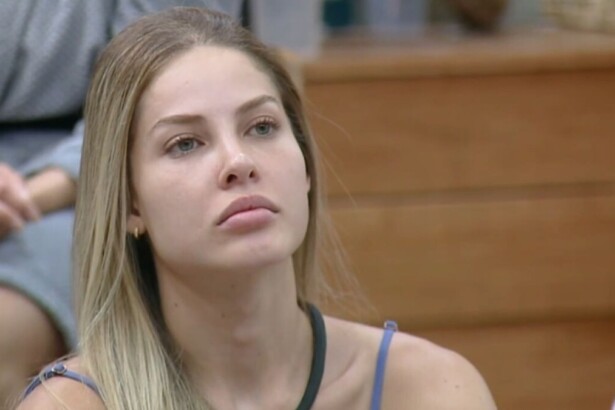 Saory durante esporro de Galisteu sobre reclamação de figurino em A Fazenda