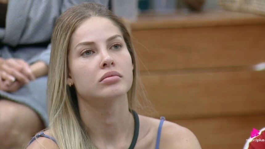 Saory durante esporro de Galisteu sobre reclamação de figurino em A Fazenda