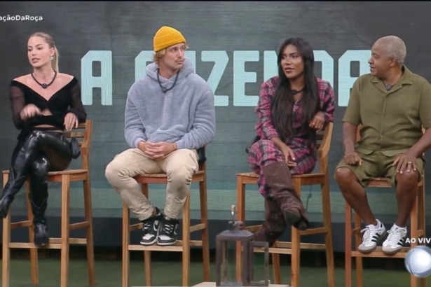 Saory, Matheus, Carol e Toninho sentados no banquinho da Roça
