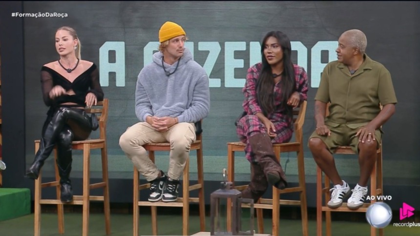 Saory, Matheus, Carol e Toninho sentados no banquinho da Roça
