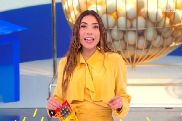 Patricia Abravanel segura bilhete da Tele Sena de Aniversário 2025 no cenário do segundo sorteio
