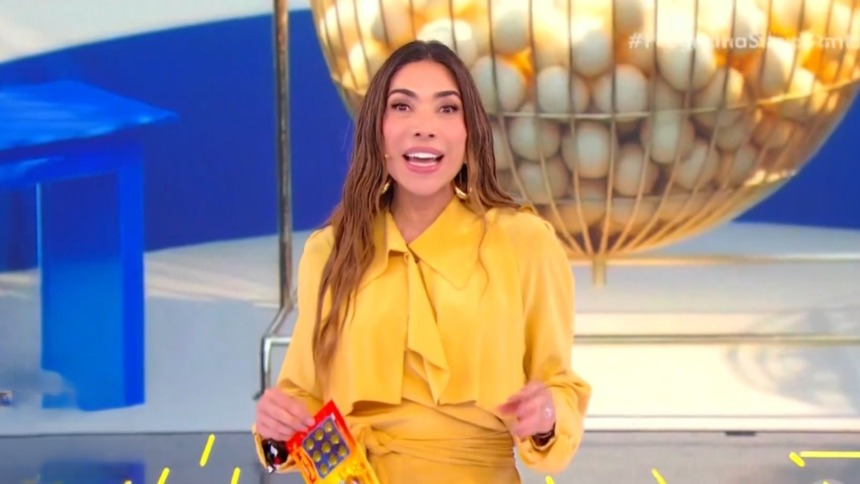 Patricia Abravanel segura bilhete da Tele Sena de Aniversário 2025 no cenário do segundo sorteio