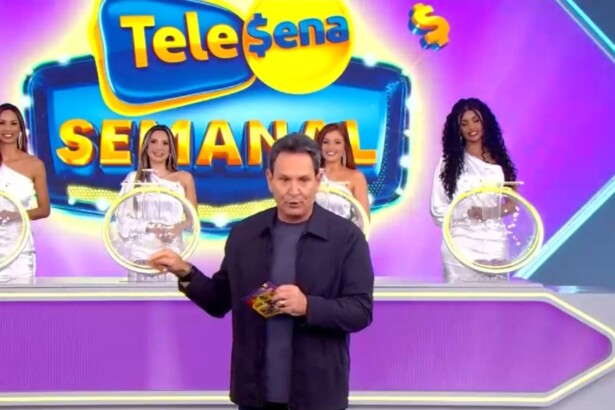 Luís Ricardo no centro do palco da Tele Sena Semanal. O cenário está temático na cor do bilhete lilás