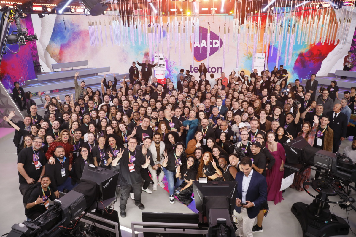 Todo o elenco que fez o Teleton reunidos no centro do palco junto com Patricia Abravanel