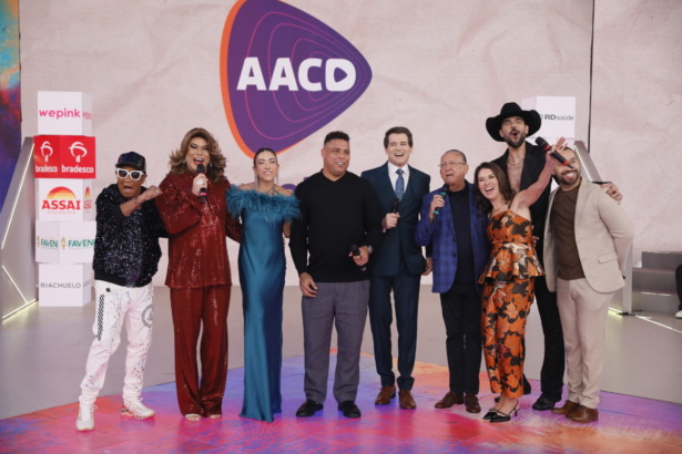 Liminha, Narcia, Patricia Abravanel, Ronaldo, Celso Portiolli, Galvão, Rebeca Abravanel e o cantor Luan Pereira