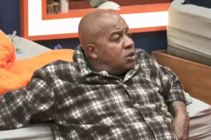 Toninho Tornado sentado na cama de A Fazenda 17