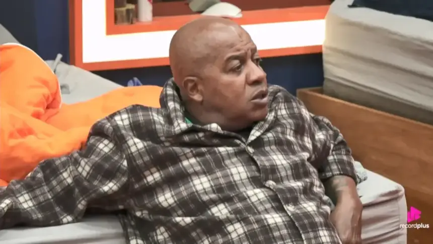 Toninho Tornado sentado na cama de A Fazenda 17