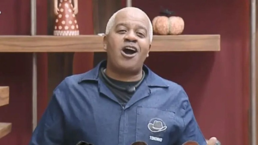 Toninho com a boca aberta pedindo votos no canto da sala de A Fazenda 17