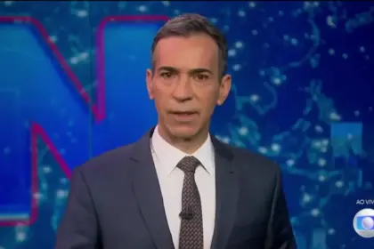Cesar Tralli com a boca aberta apresentando o Plantão da Globo sobre o cumprimento da Pena de Bolsonaro