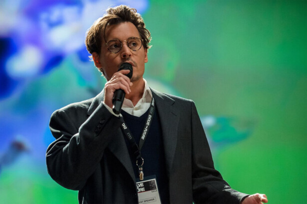 Johnny Depp segura microfone em cena do filme Transcendence: A Revolução