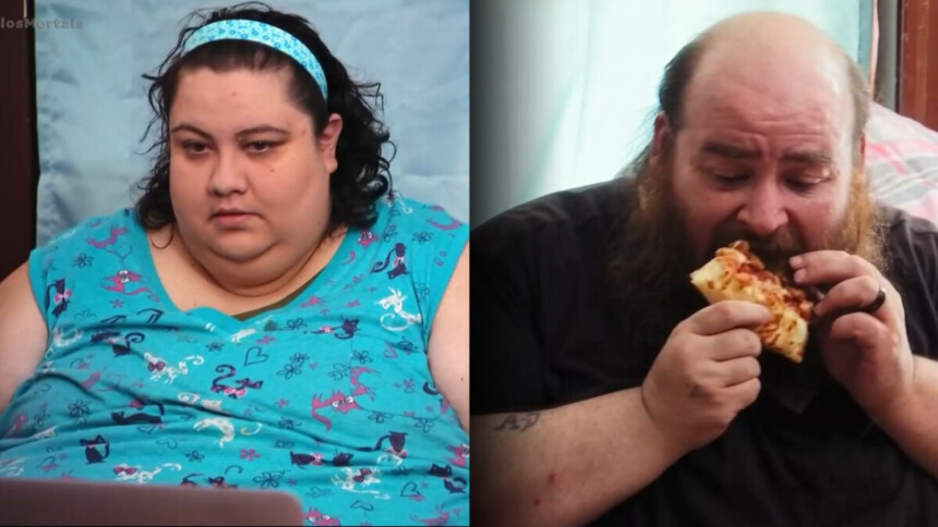 Vianey completamente obesa sentada no sofá, Allen também muito obeso comendo uma pizza em cena de Quilos Mortais