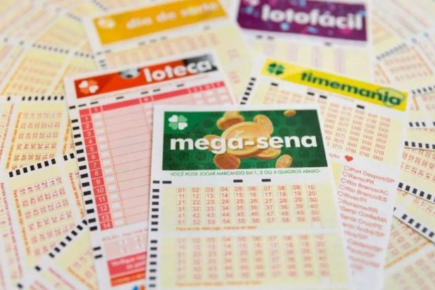 Volantes dos sorteios Loterias Caixas sobrepostos