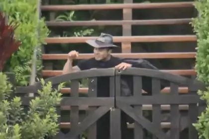 Wallas bate o dedo na porteira de A Fazenda enquanto surta em discussão com Carol
