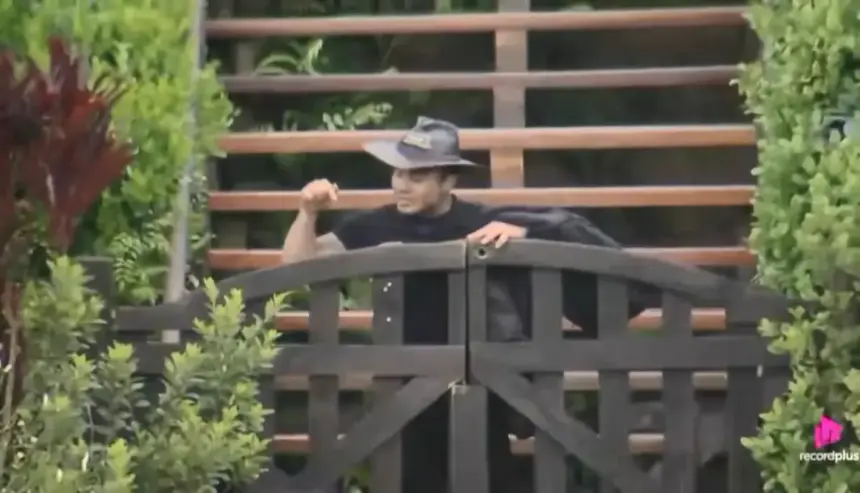 Wallas bate o dedo na porteira de A Fazenda enquanto surta em discussão com Carol