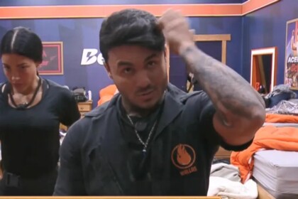 Wallas arruma o cabelo para descer para a Prova de Fogo de A Fazenda 17