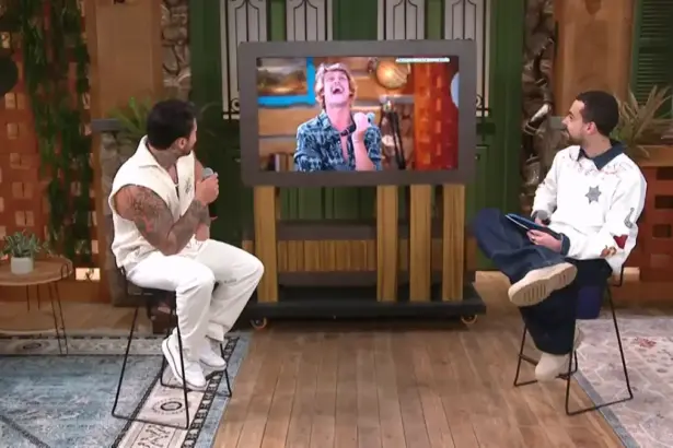 Wallas assiste ao vídeo de Matheus com a boca aberta ao saber que o amigo pediu um selinho a sua ex Duda dentro de A Fazenda 17