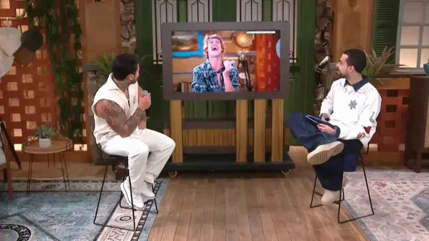 Wallas assiste ao vídeo de Matheus com a boca aberta ao saber que o amigo pediu um selinho a sua ex Duda dentro de A Fazenda 17
