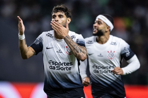 Yuri Alberto atacante do Corinthians comemorando gol com um beijo na camisa branca, com o Memphis correndo no fundo após lance na final do Paulistão 2025