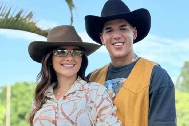 Cantor Zé Vaqueiro e sua esposa Ingra Soares posando juntos, ambos usando chapéus de cowboy e sorrindo em um cenário rural