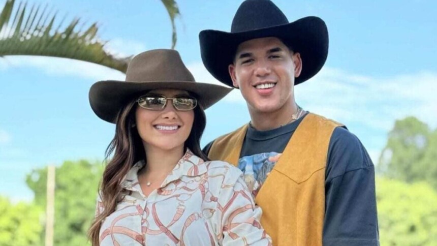 Cantor Zé Vaqueiro e sua esposa Ingra Soares posando juntos, ambos usando chapéus de cowboy e sorrindo em um cenário rural