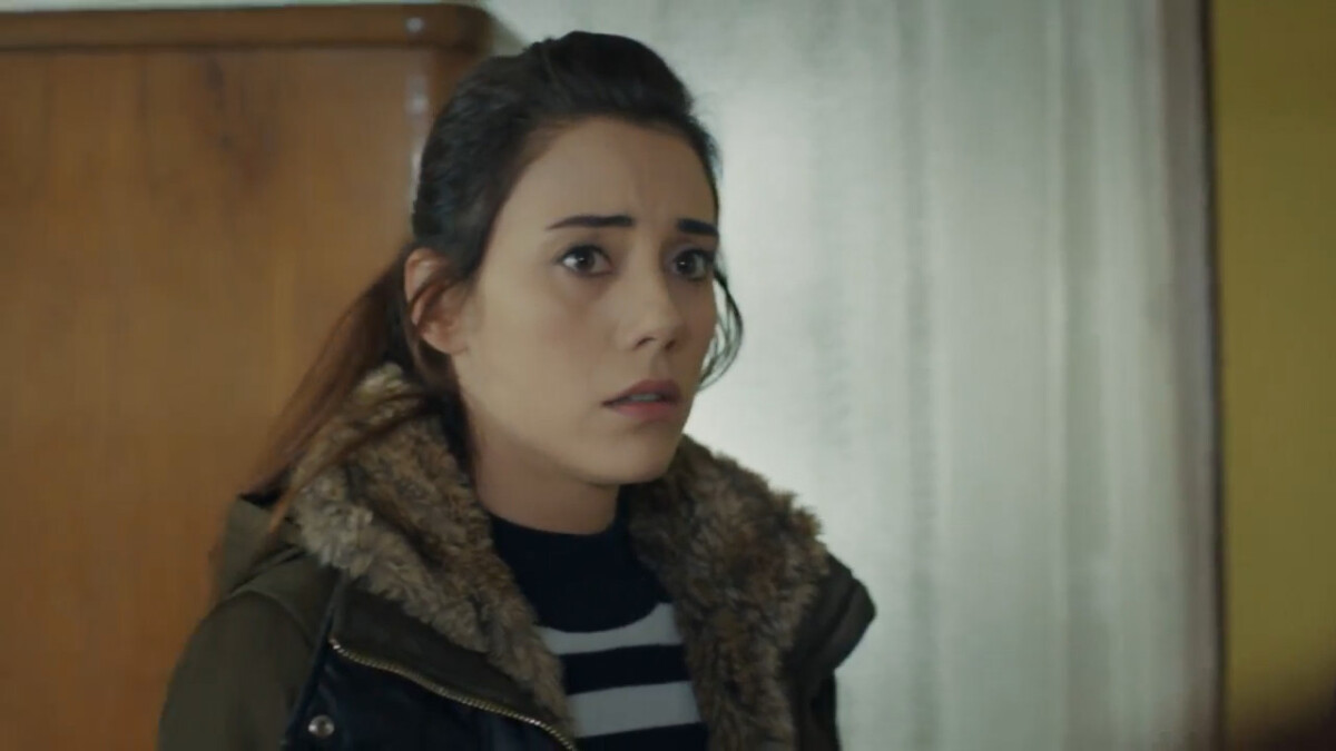 Zeynep triste olhando para Gonul