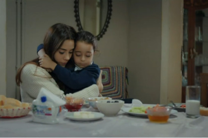 Zeynep abraça Turna em frente a uma mesa de jantar bem cena da novela Mãe