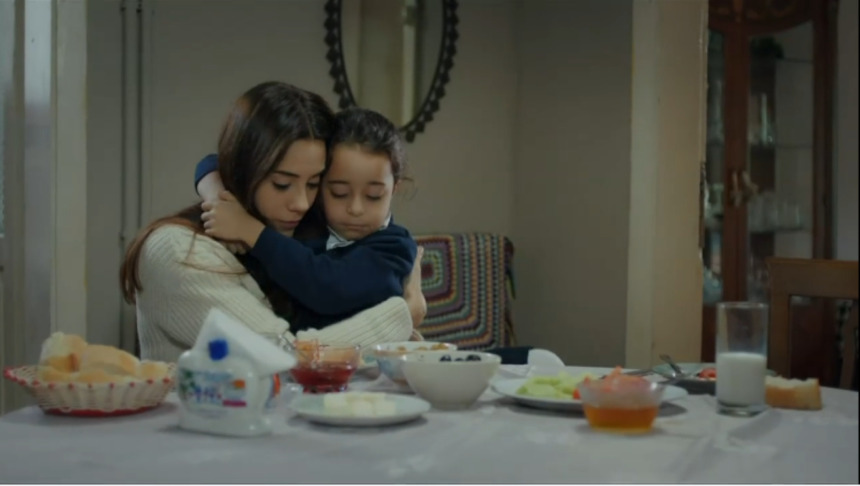 Zeynep abraça Turna em frente a uma mesa de jantar bem cena da novela Mãe