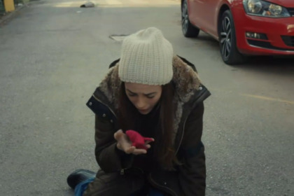 Zeynep entra em desespero e se joga no chão de uma rua chorando desesperada ao ver Meleke/Turna ser sequestrada em cena da novela Mãe