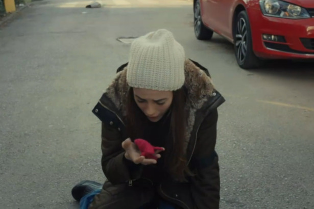 Zeynep entra em desespero e se joga no chão de uma rua chorando desesperada ao ver Meleke/Turna ser sequestrada em cena da novela Mãe