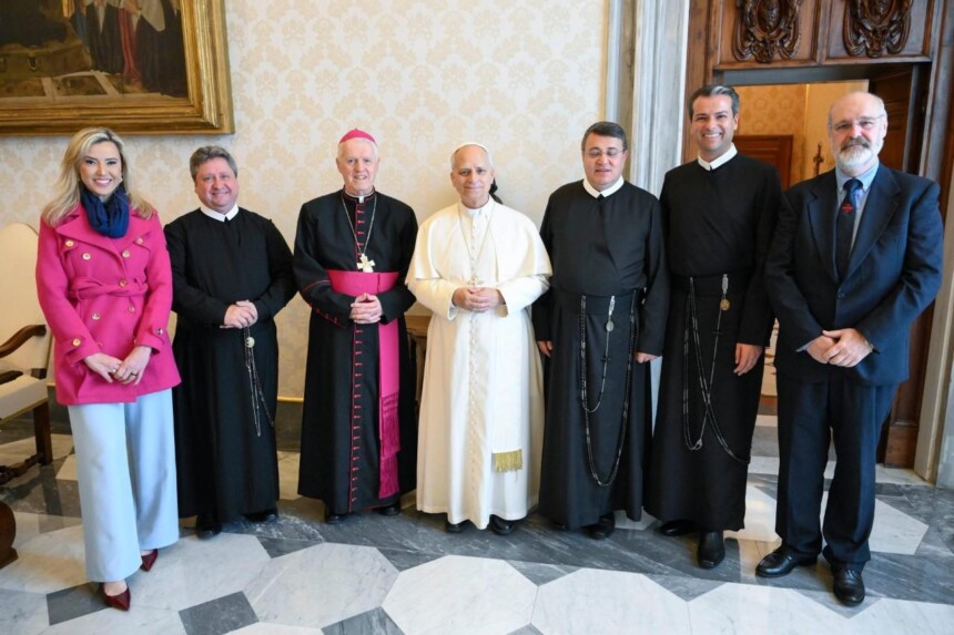 Equipe da TV Aparecida e o Papa