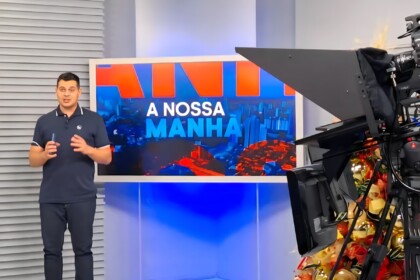 Tiago Rodrigues em pé no cenário do programa A Nossa Manhã, da TV Fronteira