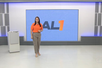 Chrystiane Gonçalves no centro do cenário do AL 1 na TV Gazeta