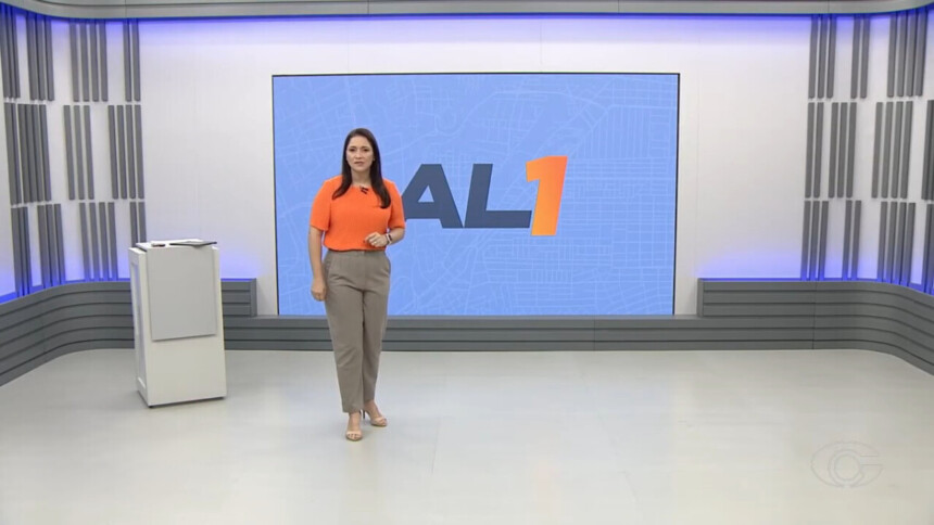 Chrystiane Gonçalves no centro do cenário do AL 1 na TV Gazeta