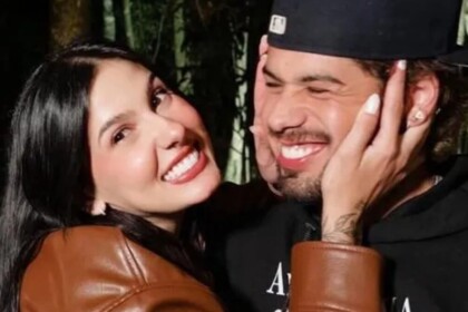 Ana Castela e Zé Felipe trocando carinhos