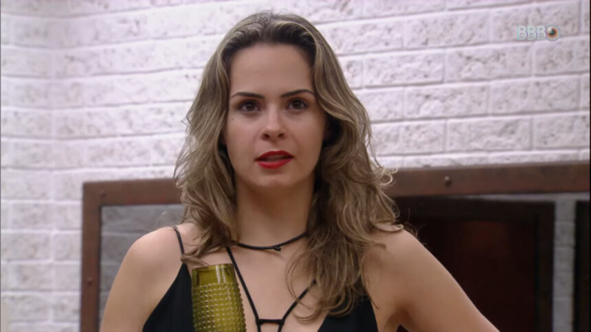 Ana Paula Renault segura taça no quarto do paredão falso do BBB 16