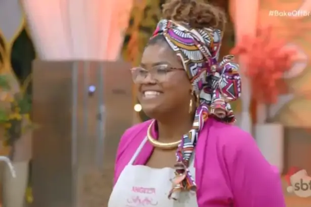 Ângela sorrir no cenário do Bake Off Brasil 2025
