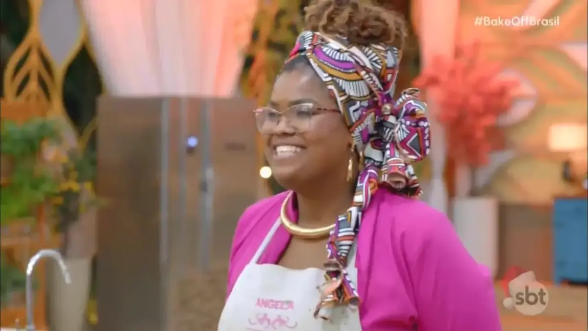 Ângela sorrir no cenário do Bake Off Brasil 2025
