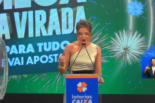 Apresentadora da Caixa ler comunicado sobre atraso na Mega da Virada