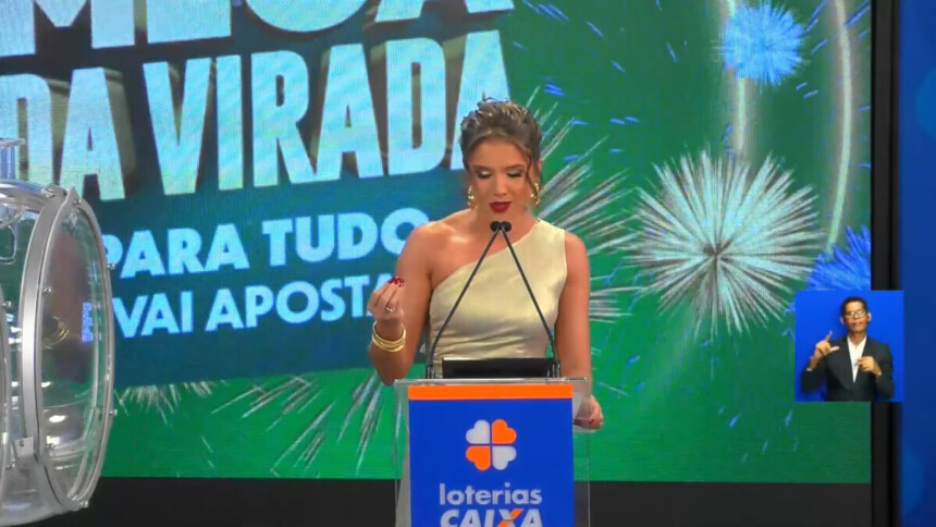 Apresentadora da Caixa ler comunicado sobre atraso na Mega da Virada