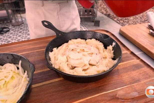 Bacalhau à Zé do Pipo na brasa dentro de uma panela preta na bancada do É de Casa