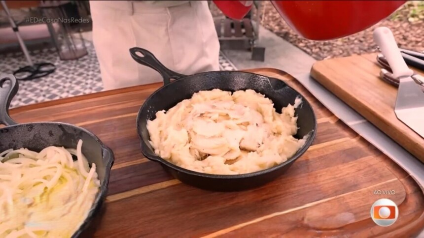 Bacalhau à Zé do Pipo na brasa dentro de uma panela preta na bancada do É de Casa