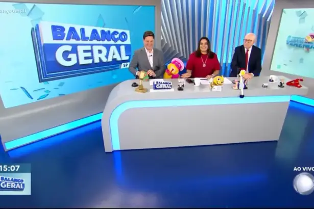 Eleandro Passaia, Fabiola Reipert e Renato Lombardi sentados na bancada do Balanço Geral SP na hora do quadro A Hora da Venenosa